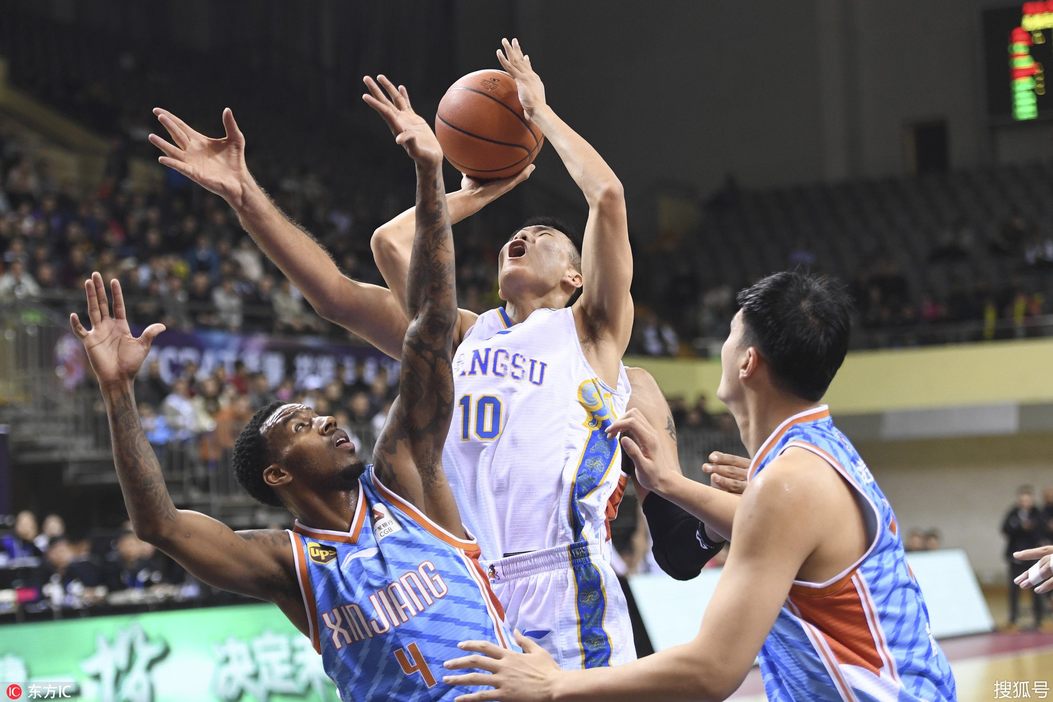 新疆队险胜步行者,霍勒迪带队取胜 新疆队险胜步行者,霍勒迪带队取胜