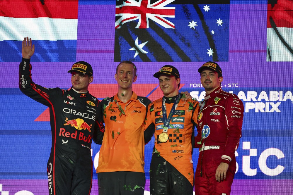 雷诺车队轻取红牛车队，皮亚斯特里统治全场